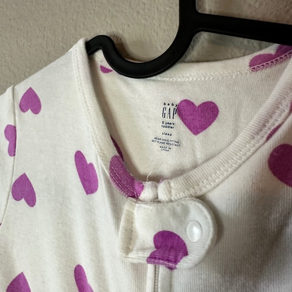 Gap Kids Footie Pajamas Size 5 White and Purple Hearts - Picture 2 of 4